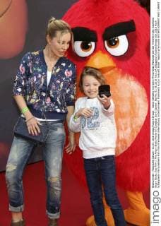 Xenia Seeberg mit Sohn Philip-Elias Martinek bei der Premiere des Kinofilms Angry Birds: Der Film The Angry Birds Movie im CineStar Sony Center. Berlin, 01.05.2016 Foto:xA.xBuggex xFuturexImage