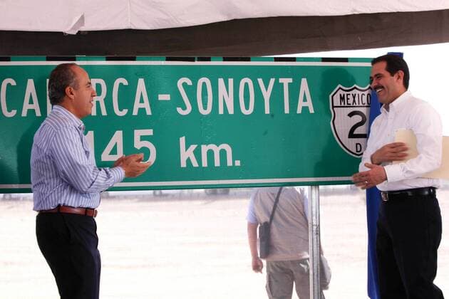 Mar. 10, 2011 - Mexico - G10031156. JPG.CABORCA, Son. Calder n-Gira-Sonora.- El presidente Felipe Calder n y el gobernador de la entidad, Guillermo Padres, encabezaron la ma ana de este jueves, la ceremonia de inauguraci n de las obras de ampliaci n y modernizaci n de la carretera Caborca-Sonoyta. RML. Foto: Agencia EL UNIVERSAL Especial.  - ZUMAu78_