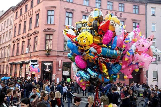 Berlin (Friedrichshain-Kreuzberg): 14. MYFEST im Ortsteil Kreuzberg. Alljährlich findet am Maifeiertag das über die Grenzen Berlins hinaus bekannte Straßenfest statt. Zahlreiche Bühnen und Vorführungen bieten ein buntes und vielfältiges Programm. Viele Besucher kamen um friedlich miteinander zu feiern. Den ganzen Tag blieb es entspannt auf der Oranienstraße, wie auch auf den Plätzen und Straßen der Umgebung. Am Abend um 18 Uhr fand die sogenannte Revolutionäre 1. Mai-Demo statt. Diese blieb jedoch überwiegend friedlich, es kam nur vereinzelt am Ende der Demonstration zu Zwischenfällen und Festnahmen. Berlin - 14. MYFEST in Kreuzberg