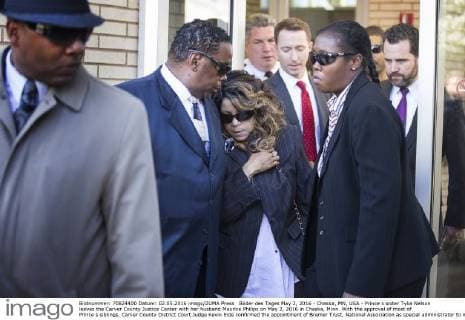 Bilder des Tages May 2, 2016 - Chaska, MN, USA - Prince s sister Tyka Nelson leaves the Carver County Justice Center with her husband Maurice Philips on May 2, 2016 in Chaska, Minn. With the approval of most of Prince s siblings, Carver County District Court Judge Kevin Eide confirmed the appointment of Bremer Trust, National Association as special administrator to manage the late musician s assets during a probate hearing at the Carver County Justice Center in Chaska. Chaska USA - ZUMAm67_