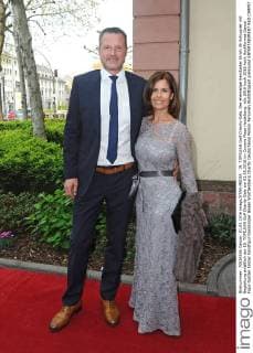 19. TOPILEAN Golf Charity Gala. Der ehemalige Handballer Ulrich Uli Schuppler mit Begleitung anläßlich der 19. TOPILEAN Golf Charity Gala am 01.05.2016 im Crowne Plaza Heidelberg.