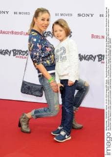 Deutschlandpremiere ANGRY BIRDS Xenia Seeberg mit Sohn Philip-Elias Martinek bei der Deutschlandpremiere des Animationsfilmes ANGRY BIRDS im CineStar Sony Center in Berlin, 01.05.2016