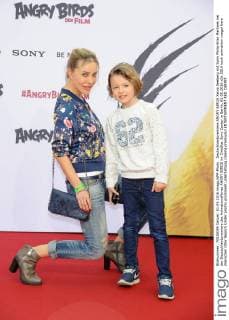 Deutschlandpremiere ANGRY BIRDS Xenia Seeberg mit Sohn Philip-Elias Martinek bei der Deutschlandpremiere des Animationsfilmes ANGRY BIRDS im CineStar Sony Center in Berlin, 01.05.2016