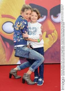 Deutschlandpremiere ANGRY BIRDS Xenia Seeberg mit Sohn Philip-Elias Martinek bei der Deutschlandpremiere des Animationsfilmes ANGRY BIRDS im CineStar Sony Center in Berlin, 01.05.2016