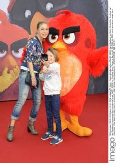 Deutschlandpremiere ANGRY BIRDS Xenia Seeberg mit Sohn Philip-Elias Martinek bei der Deutschlandpremiere des Animationsfilmes ANGRY BIRDS im CineStar Sony Center in Berlin, 01.05.2016