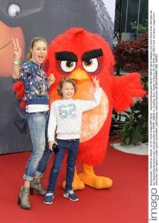 Deutschlandpremiere ANGRY BIRDS Xenia Seeberg mit Sohn Philip-Elias Martinek bei der Deutschlandpremiere des Animationsfilmes ANGRY BIRDS im CineStar Sony Center in Berlin, 01.05.2016