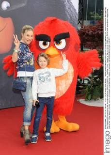 Deutschlandpremiere ANGRY BIRDS Xenia Seeberg mit Sohn Philip-Elias Martinek bei der Deutschlandpremiere des Animationsfilmes ANGRY BIRDS im CineStar Sony Center in Berlin, 01.05.2016