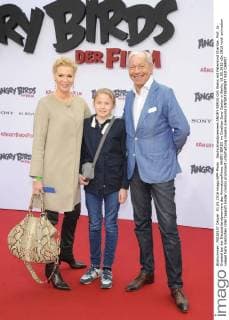 Deutschlandpremiere ANGRY BIRDS Grit Weiss mit Patenkind Charlize, Prof. Jo Groebel bei der Deutschlandpremiere des Animationsfilmes ANGRY BIRDS im CineStar Sony Center in Berlin, 01.05.2016