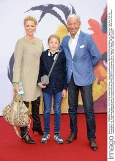 Deutschlandpremiere ANGRY BIRDS Grit Weiss mit Patenkind Charlize, Prof. Jo Groebel bei der Deutschlandpremiere des Animationsfilmes ANGRY BIRDS im CineStar Sony Center in Berlin, 01.05.2016