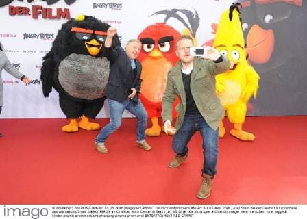 Deutschlandpremiere ANGRY BIRDS Axel Prahl, Axel Stein bei der Deutschlandpremiere des Animationsfilmes ANGRY BIRDS im CineStar Sony Center in Berlin, 01.05.2016