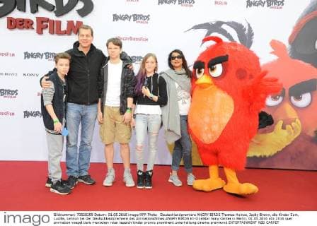 Deutschlandpremiere ANGRY BIRDS Thomas Heinze, Jacky Brown, die Kinder Sam, Lucille, Lennon bei der Deutschlandpremiere des Animationsfilmes ANGRY BIRDS im CineStar Sony Center in Berlin, 01.05.2016