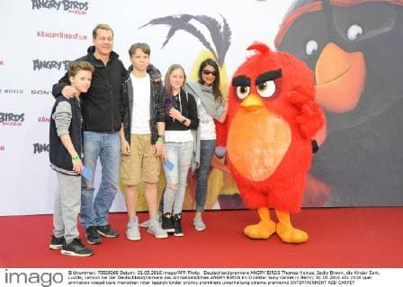 Deutschlandpremiere ANGRY BIRDS Thomas Heinze, Jacky Brown, die Kinder Sam, Lucille, Lennon bei der Deutschlandpremiere des Animationsfilmes ANGRY BIRDS im CineStar Sony Center in Berlin, 01.05.2016