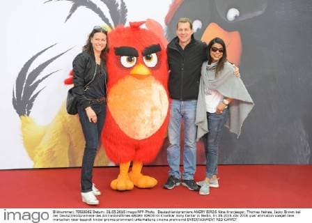 Deutschlandpremiere ANGRY BIRDS Nina Kronjaeger, Thomas Heinze, Jacky Brown bei der Deutschlandpremiere des Animationsfilmes ANGRY BIRDS im CineStar Sony Center in Berlin, 01.05.2016