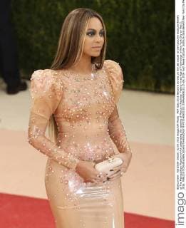MET Gala 2016 Beyonce arrives on the red carpet at the Costume Institute Benefit at The Metropolitan Museum of Art celebrating the opening of Manus x Machina: Fashion in an Age of Technology in New York City on May 2, 2016.  NYP20160502102 JOHNxANGELILLO