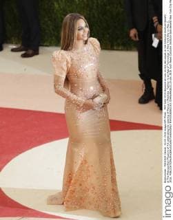 MET Gala 2016 Beyonce arrives on the red carpet at the Costume Institute Benefit at The Metropolitan Museum of Art celebrating the opening of Manus x Machina: Fashion in an Age of Technology in New York City on May 2, 2016.  NYP20160502103 JOHNxANGELILLO