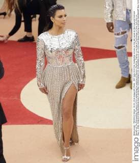 MET Gala 2016 Kim Kardashian arrives on the red carpet at the Costume Institute Benefit at The Metropolitan Museum of Art celebrating the opening of Manus x Machina: Fashion in an Age of Technology in New York City on May 2, 2016.  NYP20160502115 JOHNxANGELILLO
