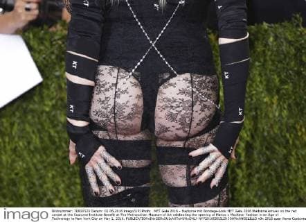 MET Gala 2016 - Madonna mit Bondage-Look MET Gala 2016 Madonna arrives on the red carpet at the Costume Institute Benefit at The Metropolitan Museum of Art celebrating the opening of Manus x Machina: Fashion in an Age of Technology in New York City on May 2, 2016.  NYP20160502120 JOHNxANGELILLO