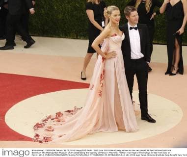 MET Gala 2016 Blake Lively arrives on the red carpet at the Costume Institute Benefit at The Metropolitan Museum of Art celebrating the opening of Manus x Machina: Fashion in an Age of Technology in New York City on May 2, 2016.  NYP20160502133 JOHNxANGELILLO