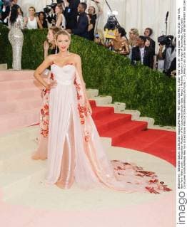 MET Gala 2016 May 2, 2016 - New York, NY, United States - 02 May 2016 - New York, New York- Blake Lively. Metropolitan Museum of Art Costume Institute Gala: Manus x Machina: Fashion in the Age of Technology. Photo Credit: Christopher Smith AdMedia New York United States - ZUMAa123