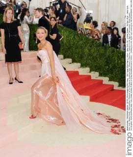 MET Gala 2016 May 2, 2016 - New York, NY, United States - 02 May 2016 - New York, New York- Blake Lively. Metropolitan Museum of Art Costume Institute Gala: Manus x Machina: Fashion in the Age of Technology. Photo Credit: Christopher Smith AdMedia New York United States - ZUMAa123