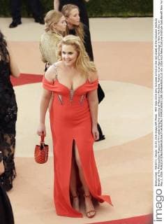 MET Gala 2016 Amy Schumer arrive on the red carpet at the Costume Institute Benefit at The Metropolitan Museum of Art celebrating the opening of Manus x Machina: Fashion in an Age of Technology in New York City on May 2, 2016.  NYP201605021295 JOHNxANGELILLO