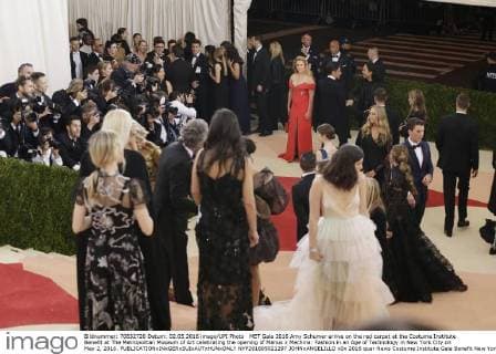 MET Gala 2016 Amy Schumer arrive on the red carpet at the Costume Institute Benefit at The Metropolitan Museum of Art celebrating the opening of Manus x Machina: Fashion in an Age of Technology in New York City on May 2, 2016.  NYP201605021297 JOHNxANGELILLO