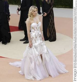 MET Gala 2016 Kate Hudson arrives on the red carpet at the Costume Institute Benefit at The Metropolitan Museum of Art celebrating the opening of Manus x Machina: Fashion in an Age of Technology in New York City on May 2, 2016.  NYP2016050212209 JOHNxANGELILLO
