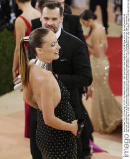 MET Gala 2016 Jason Sudeikis and Olivia Wilde arrive on the red carpet at the Costume Institute Benefit at The Metropolitan Museum of Art celebrating the opening of Manus x Machina: Fashion in an Age of Technology in New York City on May 2, 2016.  NYP2016050212203 JOHNxANGELILLO