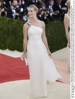 MET Gala 2016 Rosie Huntington Whiteley arrives on the red carpet at the Costume Institute Benefit at The Metropolitan Museum of Art celebrating the opening of Manus x Machina: Fashion in an Age of Technology in New York City on May 2, 2016.  NYP2016050212147 JOHNxANGELILLO