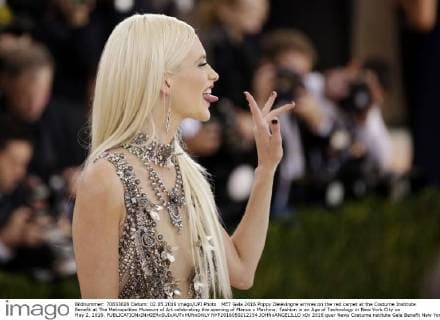 MET Gala 2016 Poppy Delevingne arrives on the red carpet at the Costume Institute Benefit at The Metropolitan Museum of Art celebrating the opening of Manus x Machina: Fashion in an Age of Technology in New York City on May 2, 2016.  NYP2016050212154 JOHNxANGELILLO