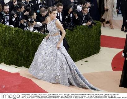 MET Gala 2016 Allison Williams arrives on the red carpet at the Costume Institute Benefit at The Metropolitan Museum of Art celebrating the opening of Manus x Machina: Fashion in an Age of Technology in New York City on May 2, 2016.  NYP2016050212156 JOHNxANGELILLO