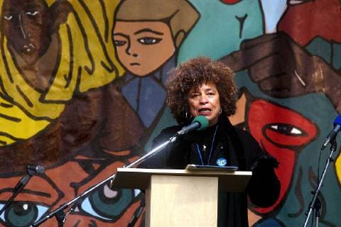 Berühmte Feministinnen, Angela Davis Jan. 1, 2011 - New York, New York, U.S. - K29135JBB SD0215.DEMONSTRATORS AGAINST THE WAR ON IRAQ.FLOOD THE STREETS OF NEW YORK New York TO VOICE .THIER OPINION AT AN ANIT-WAR RALLY.1-3RD AVES, NEW YORK New York. 2003...ANGELA DAVIS - ZUMAba9_