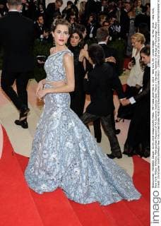 MET Gala 2016 May 2, 2016 - New York, NY, United States - 02 May 2016 - New York, New York- Allison Williams. Metropolitan Museum of Art Costume Institute Gala: Manus x Machina: Fashion in the Age of Technology. Photo Credit: Christopher Smith AdMedia New York United States - ZUMAa123