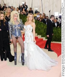 MET Gala 2016 May 2, 2016 - New York, NY, United States - 02 May 2016 - New York, New York- Kate Hudson, Lady Gaga. Metropolitan Museum of Art Costume Institute Gala: Manus x Machina: Fashion in the Age of Technology. Photo Credit: Christopher Smith AdMedia New York United States - ZUMAa123