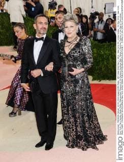 MET Gala 2016 May 2, 2016 - New York, NY, United States - 02 May 2016 - New York, New York- Marc Jacobs, Bette Midler. Metropolitan Museum of Art Costume Institute Gala: Manus x Machina: Fashion in the Age of Technology. Photo Credit: Christopher Smith AdMedia New York United States - ZUMAa123