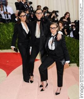 MET Gala 2016 May 2, 2016 - New York, NY, United States - 02 May 2016 - New York, New York- Jenna Lyons, Lena Dunham. Metropolitan Museum of Art Costume Institute Gala: Manus x Machina: Fashion in the Age of Technology. Photo Credit: Christopher Smith AdMedia New York United States - ZUMAa123