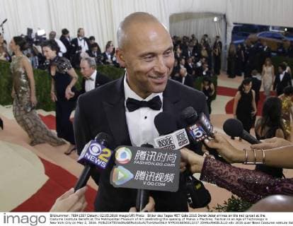 Bilder des Tages MET Gala 2016 Derek Jeter arrives on the red carpet at the Costume Institute Benefit at The Metropolitan Museum of Art celebrating the opening of Manus x Machina: Fashion in an Age of Technology in New York City on May 2, 2016.  NYP2016050212217 JOHNxANGELILLO