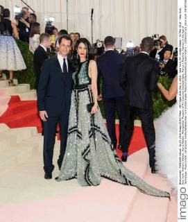 MET Gala 2016 May 2, 2016 - New York, NY, United States - 02 May 2016 - New York, New York- Anthony Weiner, Huma Abedin. Metropolitan Museum of Art Costume Institute Gala: Manus x Machina: Fashion in the Age of Technology. Photo Credit: Christopher Smith AdMedia New York United States - ZUMAa123