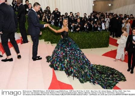 MET Gala 2016 May 2, 2016 - New York, NY, United States - 02 May 2016 - New York, New York- Zoe Saldana. Metropolitan Museum of Art Costume Institute Gala: Manus x Machina: Fashion in the Age of Technology. Photo Credit: Christopher Smith AdMedia New York United States - ZUMAa123
