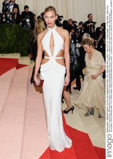 MET Gala 2016 May 2, 2016 - New York, NY, United States - 02 May 2016 - New York, New York- Karlie Kloss. Metropolitan Museum of Art Costume Institute Gala: Manus x Machina: Fashion in the Age of Technology. Photo Credit: Christopher Smith AdMedia New York United States - ZUMAa123