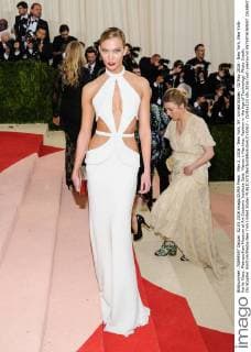 May 2, 2016 - New York, NY, United States - 02 May 2016 - New York, New York- Karlie Kloss. Metropolitan Museum of Art Costume Institute Gala: Manus x Machina: Fashion in the Age of Technology. Photo Credit: Christopher Smith AdMedia New York United States - ZUMAa123