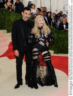 MET Gala 2016 - Madonna mit Bondage-Look May 2, 2016 - New York, NY, United States - 02 May 2016 - New York, New York - Madonna and designer Riccardo Tisci. Metropolitan Museum of Art Costume Institute Gala: Manus x Machina: Fashion in the Age of Technology. Photo Credit: Christopher Smith AdMedia New York United States - ZUMAa123