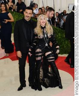 MET Gala 2016 - Madonna mit Bondage-Look May 2, 2016 - New York, NY, United States - 02 May 2016 - New York, New York - Madonna and designer Riccardo Tisci. Metropolitan Museum of Art Costume Institute Gala: Manus x Machina: Fashion in the Age of Technology. Photo Credit: Christopher Smith AdMedia New York United States - ZUMAa123