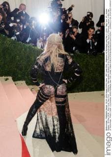 MET Gala 2016 - Madonna mit Bondage-Look May 2, 2016 - New York, NY, United States - 02 May 2016 - New York, New York - Madonna. Metropolitan Museum of Art Costume Institute Gala: Manus x Machina: Fashion in the Age of Technology. Photo Credit: Christopher Smith AdMedia New York United States - ZUMAa123