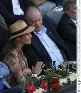 König uan Carlos und Prinzessin Elena besuchen Tennisturnier in Madrid Spanish King Juan Carlos (R), talks to his daughter Princess Elena (L) during a Mutua Madrud Open match held at Caja Magica court in Madrid, Spain, 3 May 2016. MUTUA MADRID OPEN !ACHTUNG: NUR REDAKTIONELLE NUTZUNG!  MAD014 20160503-635979022391383234