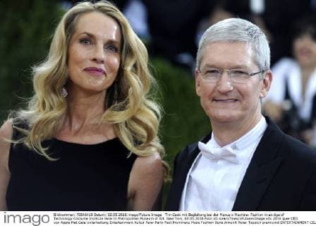 Tim Cook mit Begleitung bei der Manus x Machina: Fashion in an Age of Technology Costume Institute Gala im Metropolitan Museum of Art. New York, 02.05.2016 Foto:xD.xVanxTinex xFuturexImage