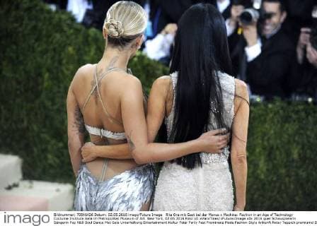 Rita Ora mit Gast bei der Manus x Machina: Fashion in an Age of Technology Costume Institute Gala im Metropolitan Museum of Art. New York, 02.05.2016 Foto:xD.xVanxTinex xFuturexImage