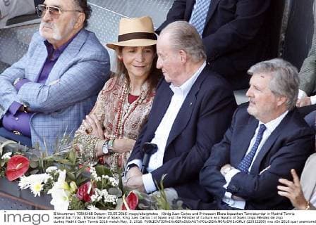 König Juan Carlos und Prinzessin Elena besuchen Tennisturnier in Madrid Tennis legend Ion Tiriac, Infanta Elena of Spain, King Juan Carlos I of Spain and the Minister of Culture and Sports of Spain Inigo Méndez de Vigo during Madrid Open Tennis 2016 match.May, 3, 2016.  (23833205)