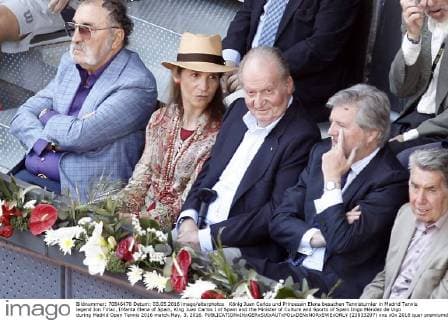 König Juan Carlos und Prinzessin Elena besuchen Tennisturnier in Madrid Tennis legend Ion Tiriac, Infanta Elena of Spain, King Juan Carlos I of Spain and the Minister of Culture and Sports of Spain Inigo Méndez de Vigo during Madrid Open Tennis 2016 match.May, 3, 2016.  (23833207)