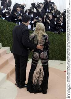 Riccardo Tisci und Madonna bei der Manus x Machina: Fashion in an Age of Technology Costume Institute Gala im Metropolitan Museum of Art. New York, 02.05.2016 Foto:xD.xVanxTinex xFuturexImage